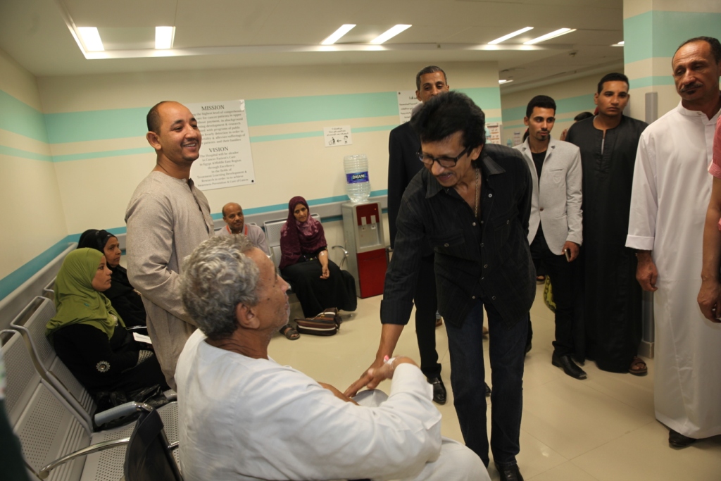المرضى يحتفون بيوسف منصور خلال زيارته للمستشفى