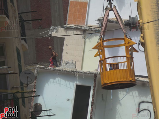 الاستمرار فى هدم عقار الأزاريطة