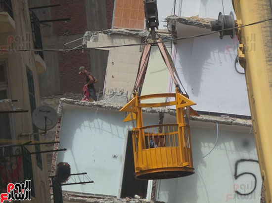 هدم عقار الأزاريطة