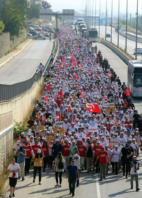 الحشود تصل العاصمة اسطنبول