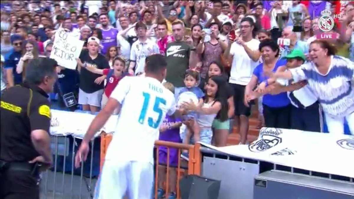 ثيو مع جماهير ريال مدريد ثيو مع جماهير ريال مدريد