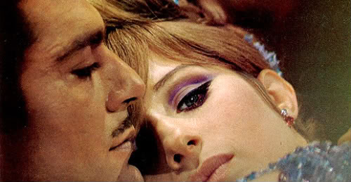 عمر الشريف في مشهد من الفيلم عمر الشريف في مشهد من الفيلم