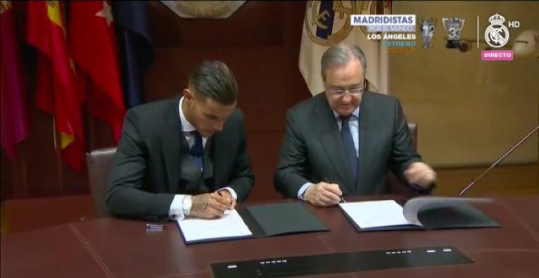 ثيو أثناء توقيعه على عقود انضمامه لريال مدريد ثيو أثناء توقيعه على عقود انضمامه لريال مدريد
