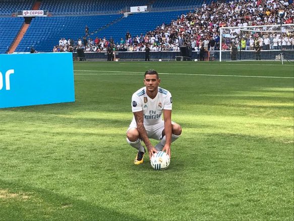 ثيو بقميص ريال مدريد ثيو بقميص ريال مدريد