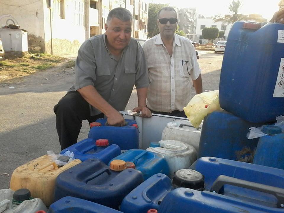 لجنة الرقابة التموينية أثناء التحفظ على المنظفات مجهولة المصدر لجنة الرقابة التموينية أثناء التحفظ على المنظفات مجهولة المصدر