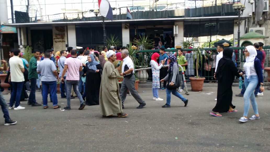 إقبال كثيف من طلاب الثانوية العامة المتظلمين على فروع البنك الأهلى (2) إقبال كثيف من طلاب الثانوية العامة المتظلمين على فروع البنك الأهلى (2)