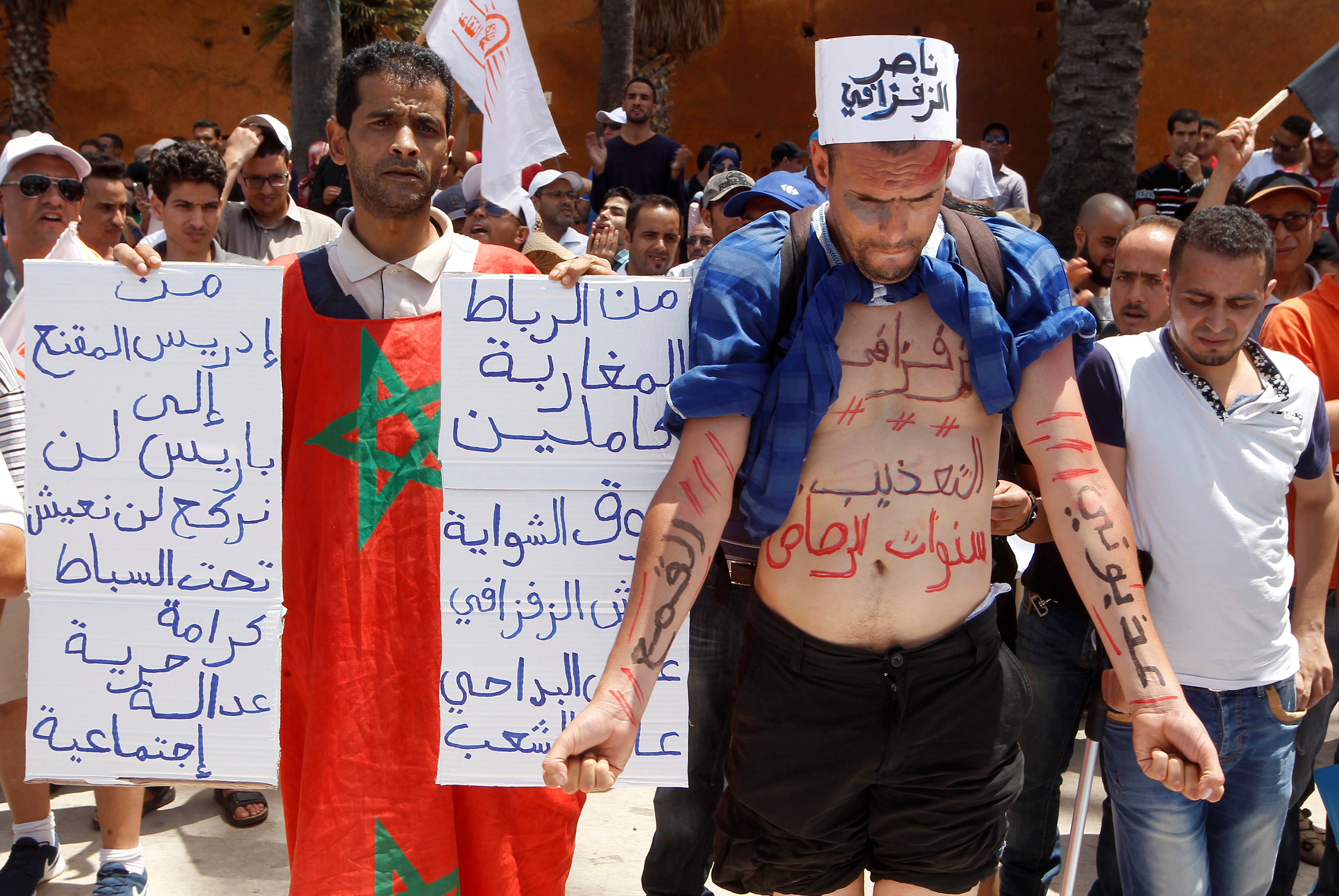 مغاربه ينظمون مسيرة فى الرباط تضامنا مع حراك الريف