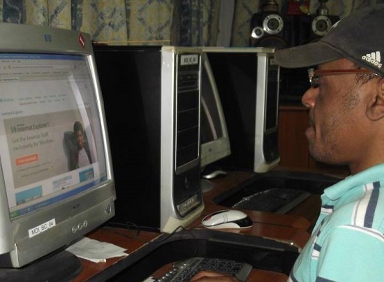 محمد الشعراوى يعمل على الكمبيوتر