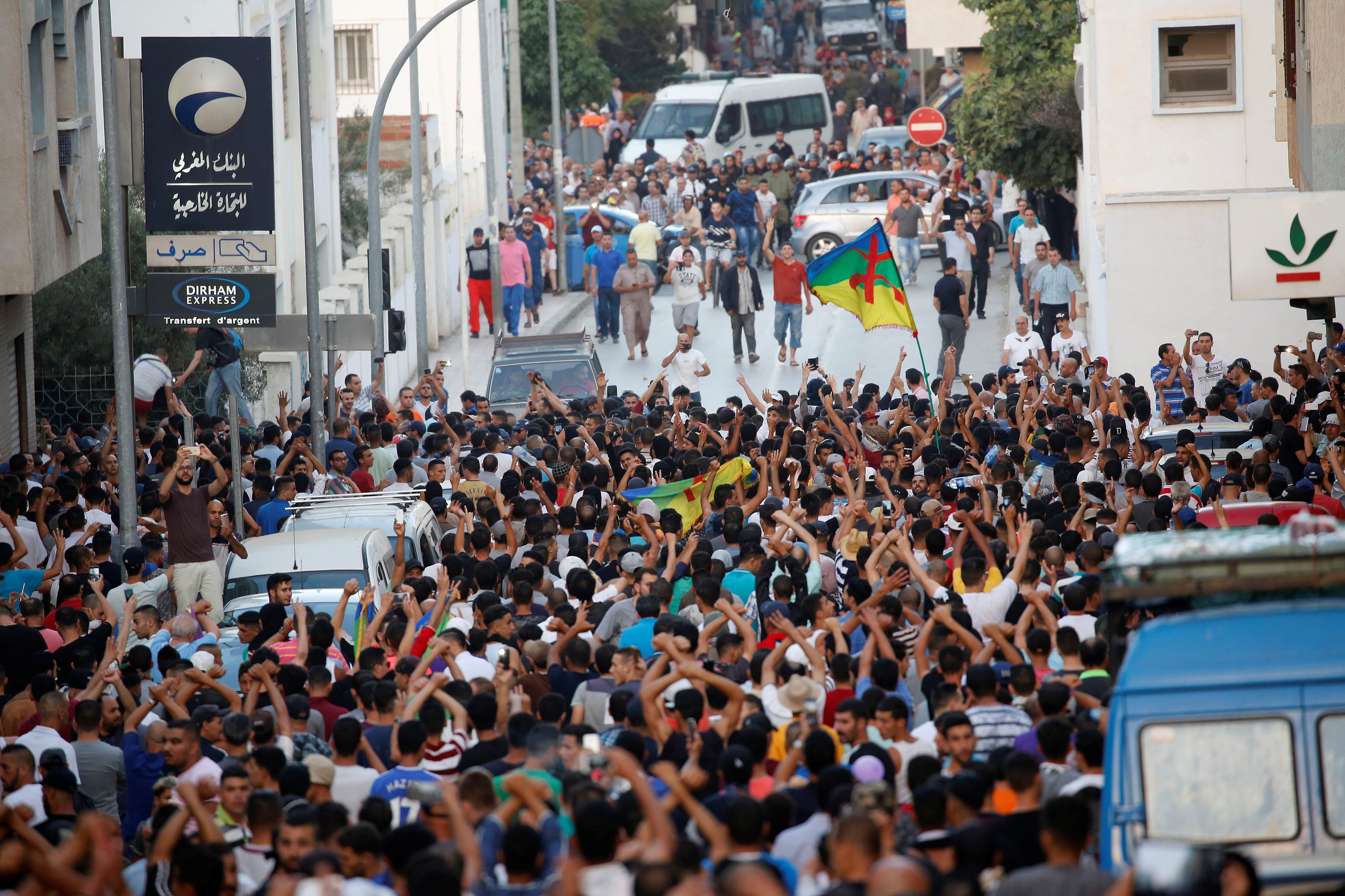 مئات المتظاهرين يحتجون فى شوارع المغرب