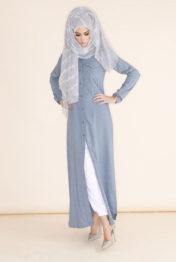 قميص ماكسى مع بنطلون أبيض وكعب 