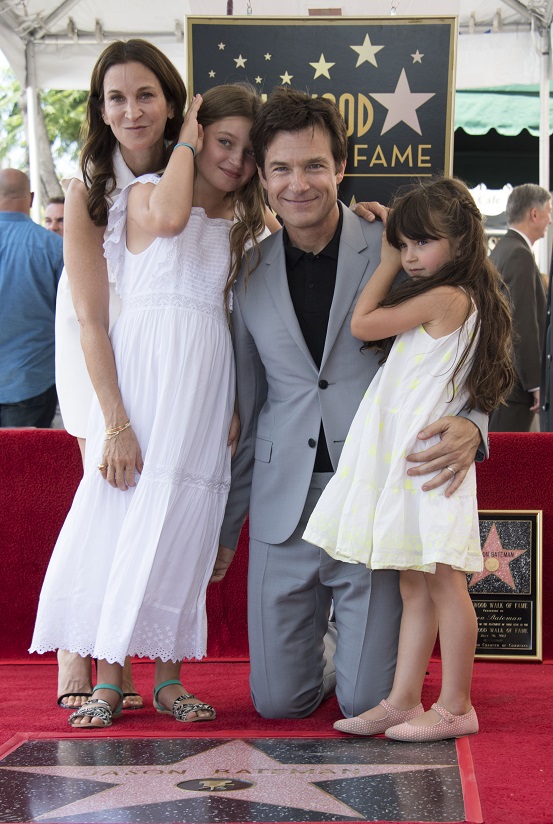 جيسون باتمان مع زوجته و ابناءه