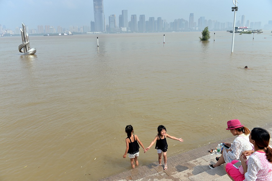 اختفاء شوراع كاملة بسبب فى الفيضانات فى الصين