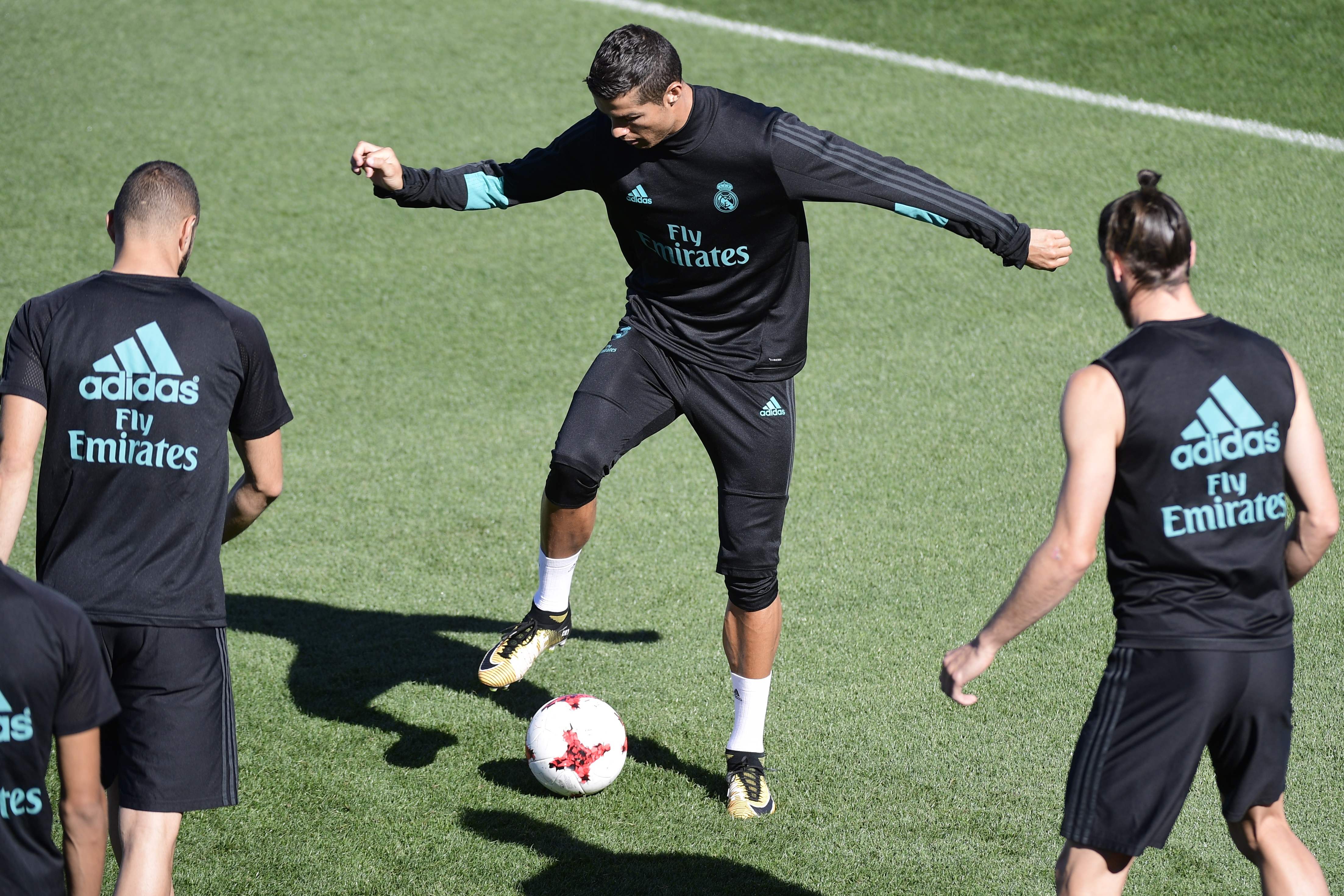 رونالدو وكريم بنزيما وجاريث بيل في مران ريال مدريد رونالدو وكريم بنزيما وجاريث بيل في مران ريال مدريد