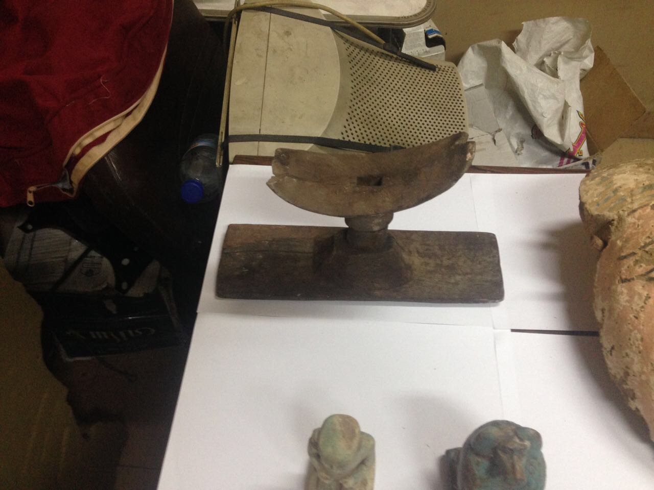 جانب من القطع الأثرية المضبوطة جانب من القطع الأثرية المضبوطة