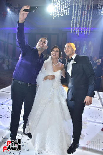 هيثم شاكر يغنى فى حفل زفاف شقيقة محمد زيدان (45)