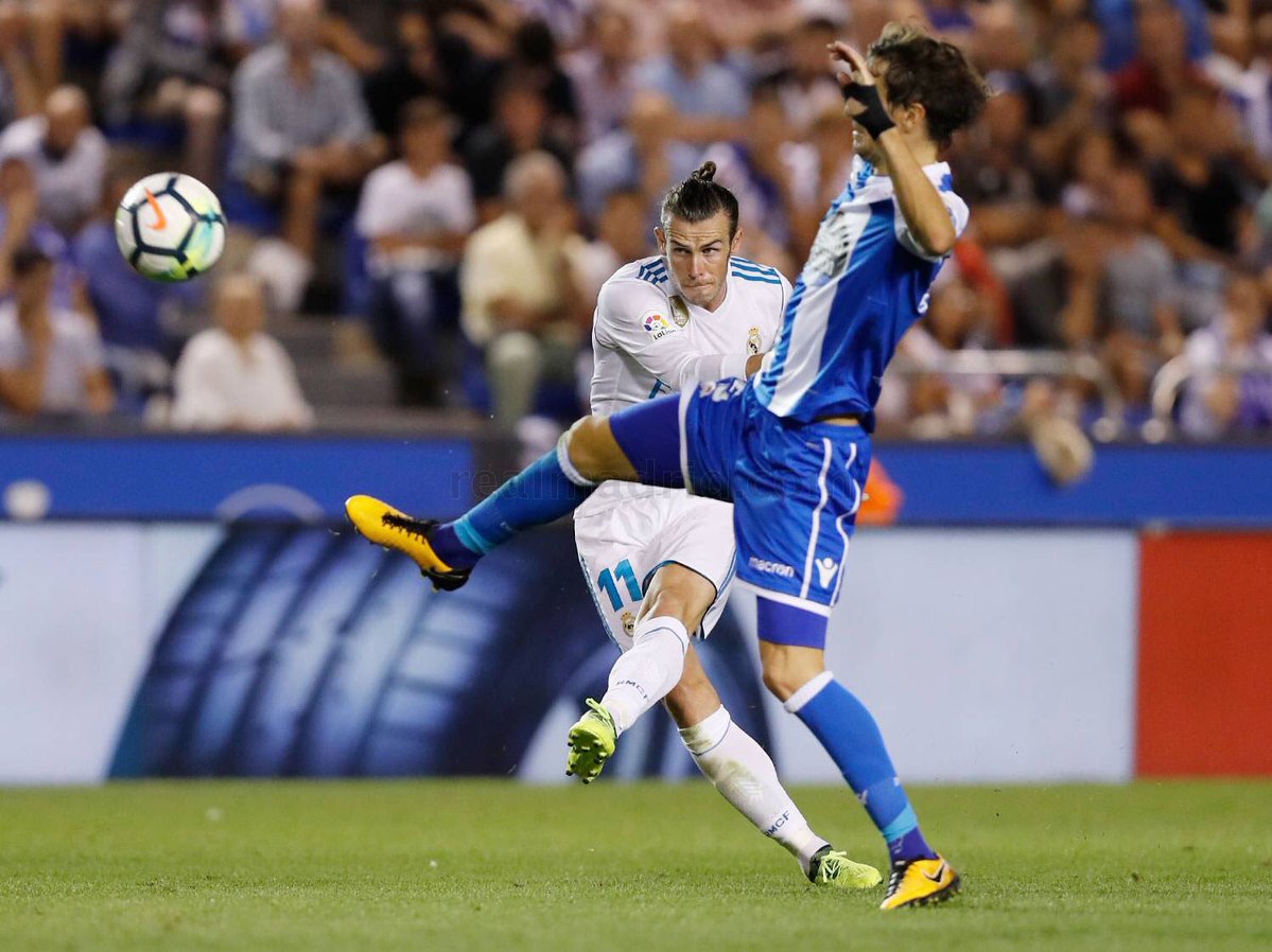 مهاجم ريال مدريد فى مباراة ديبورتيفو مهاجم ريال مدريد فى مباراة ديبورتيفو