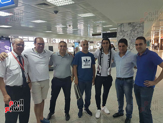 عمرو مرعى مع مسئولى النجم الساحلى