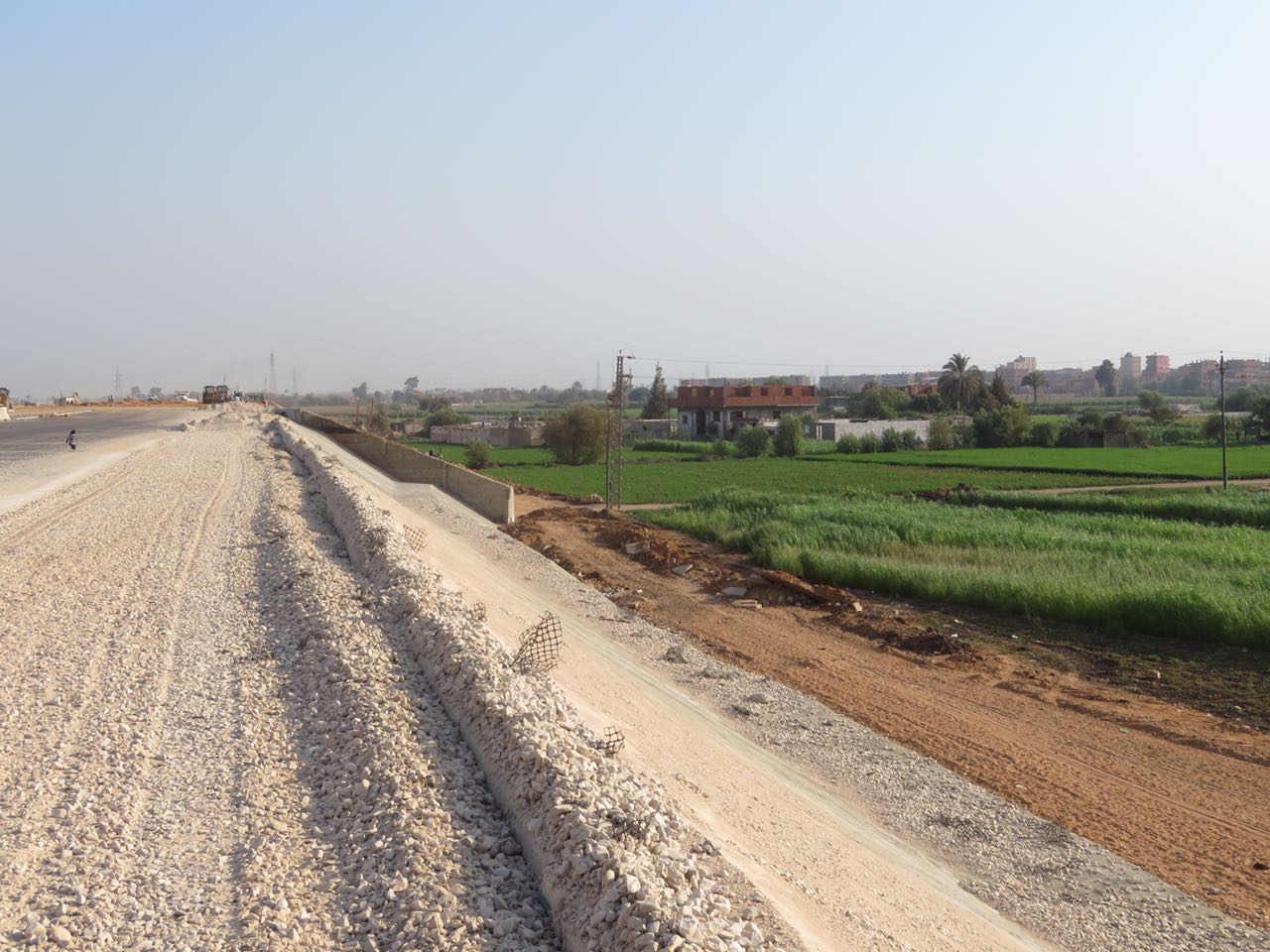 تبوير الأراضى الزراعية حول طريق شبرا ـ بنها الجديد (15)