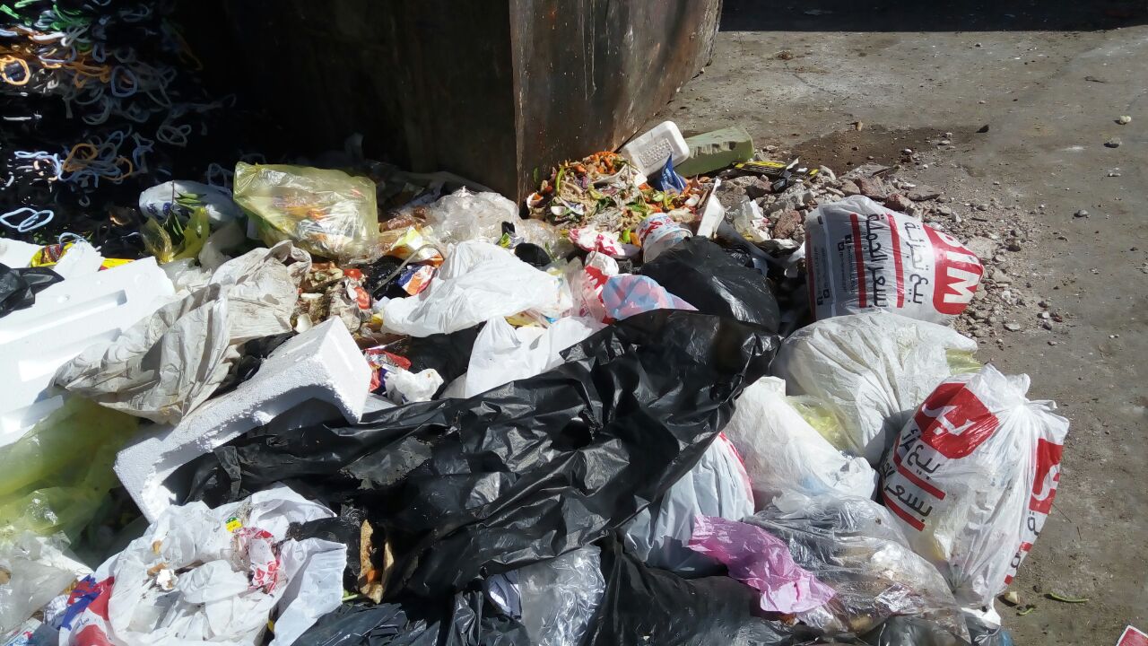 أكياس القمامة المتراكمة فى الشارع