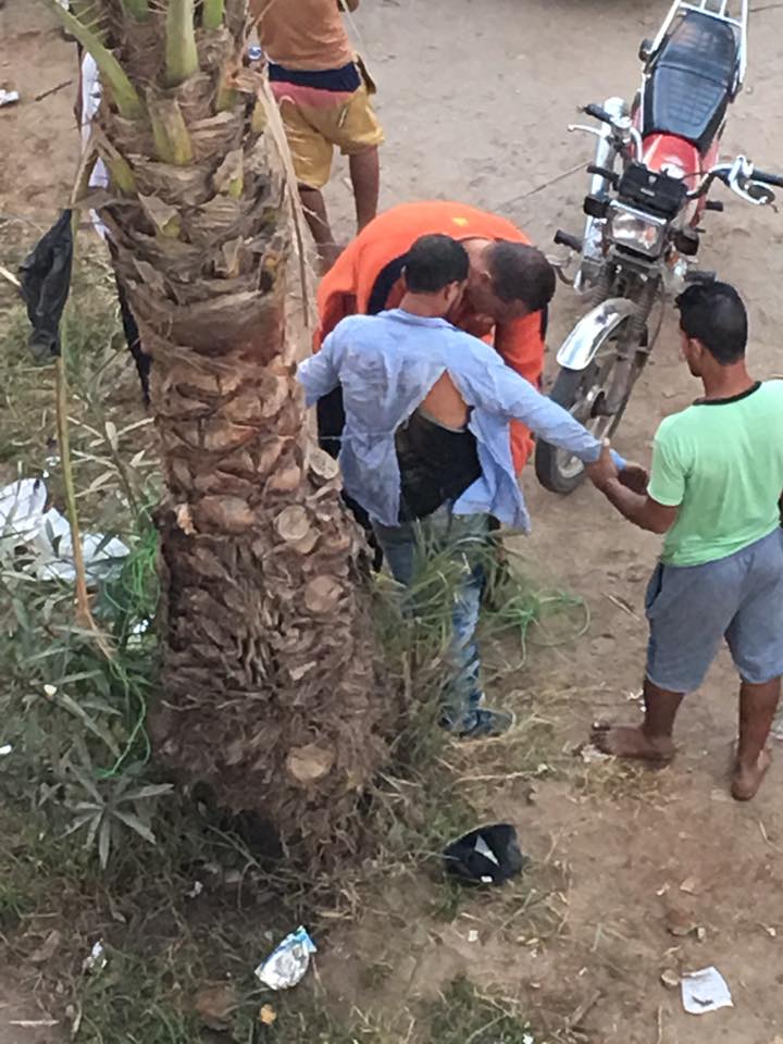 أهالى يضبطون لص عشش برأس البر ويوثقونه فى نخلة (2) أهالى يضبطون لص عشش برأس البر ويوثقونه فى نخلة (2)