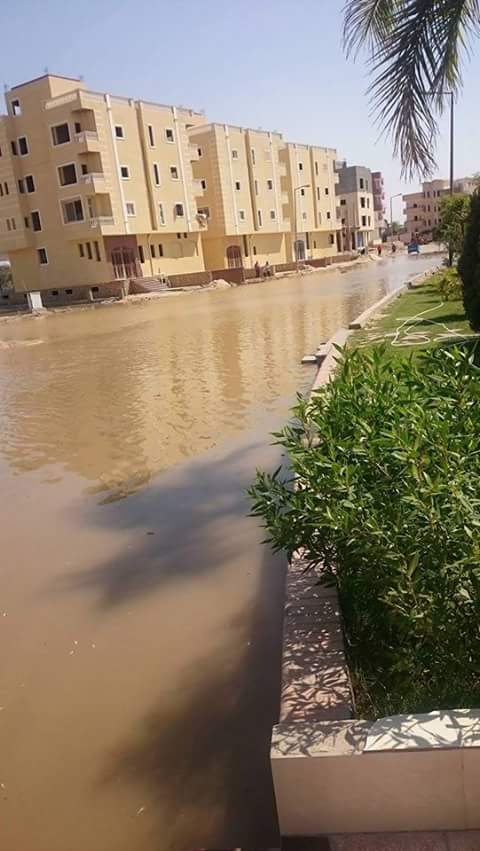صورة أخرى توضح غرق الشوارع بالمياه