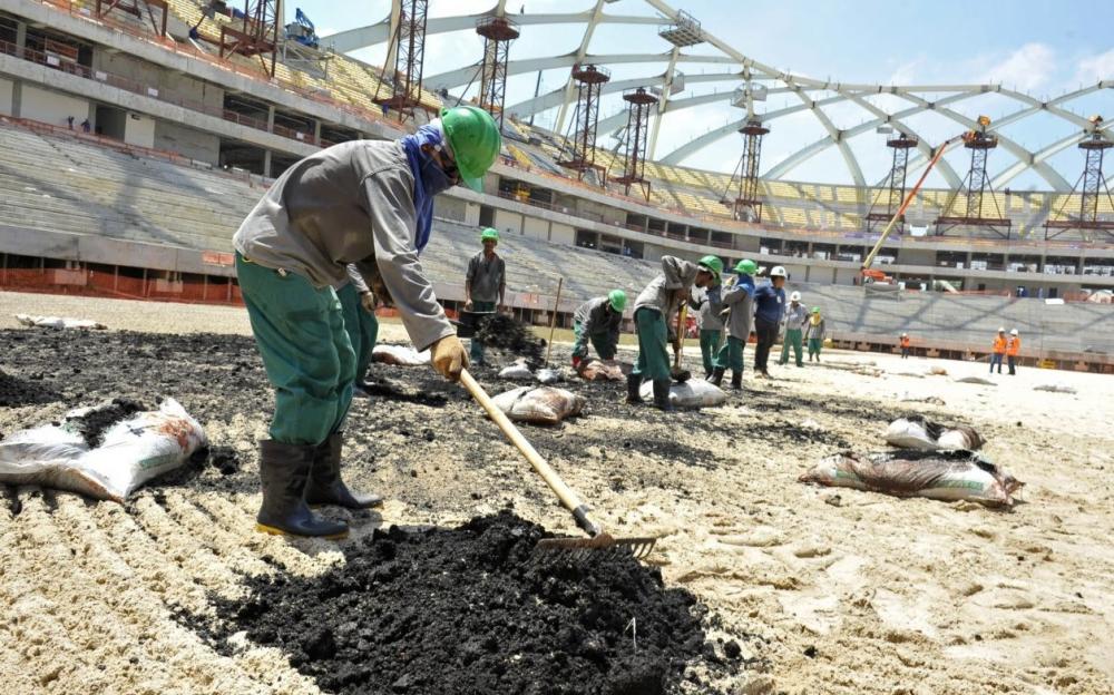 عمال البناء فى ملاعب كأس العالم