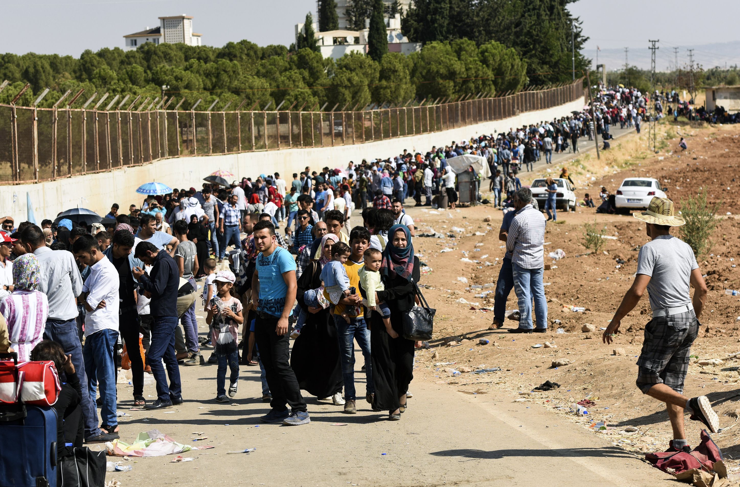 لاجئين سوريين على الحددود التركية لاجئين سوريين على الحددود التركية