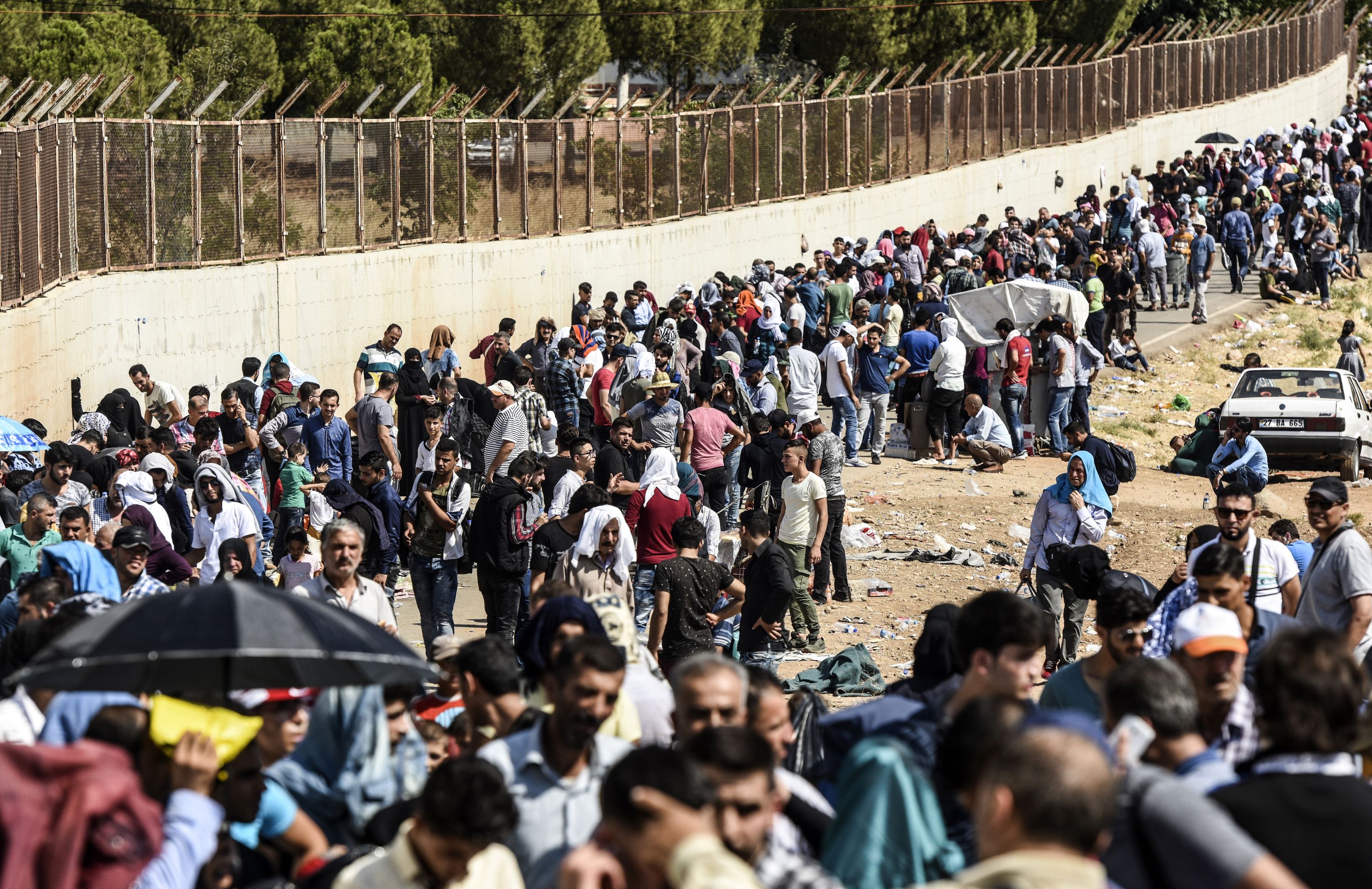آلاف اللاجئين السوريين يعبرون الحدود التركية لقضاء العيد فى بلادهم آلاف اللاجئين السوريين يعبرون الحدود التركية لقضاء العيد فى بلادهم