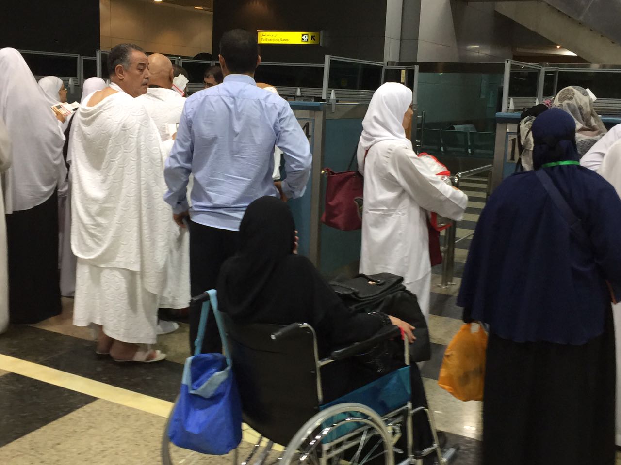سيدات من ذوى الإعاقة تنتظر دورها في ختم التأشيرة بالمطار