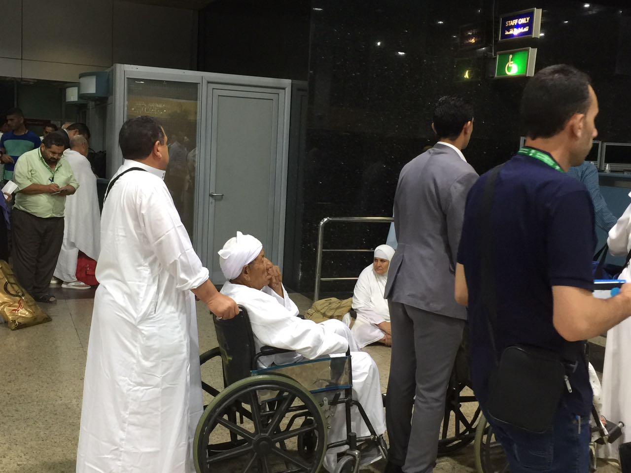 حجاج غزة من ذوى الإعاقة في صالة المطار
