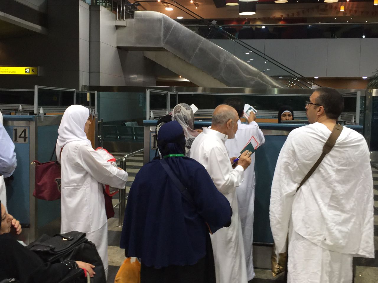 اصطفاف حجاج غزة أمام مكتب التأشيرات بمطار القاهرة