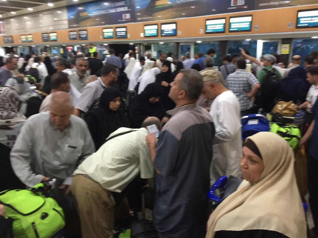 انشار حجاج غزة في صالة المطار
