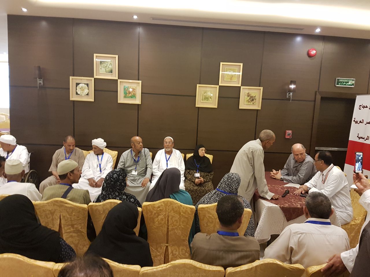 رئيس بعثة الحج يجتمع بأسر الشهداء فى مكة (1)