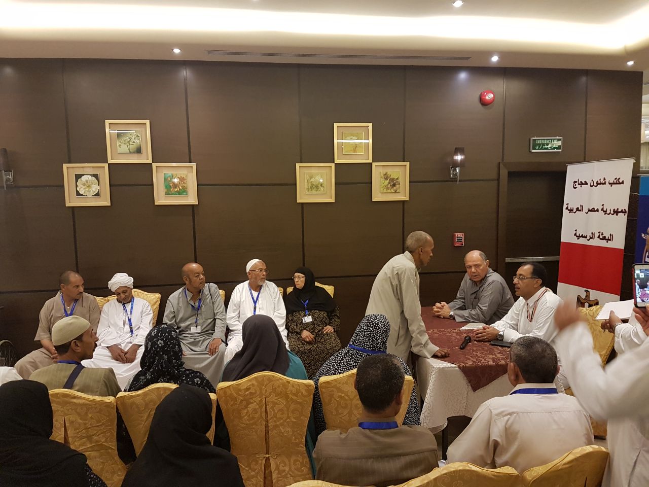 رئيس بعثة الحج يجتمع بأسر الشهداء فى مكة (3)