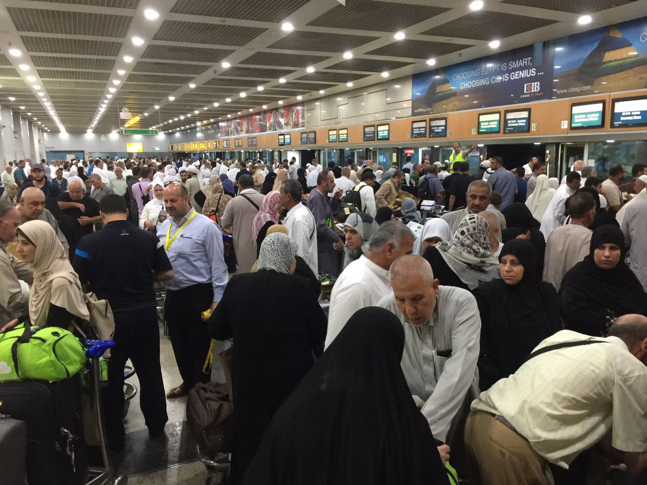 استعداد حجاج غزة للتوجه إلي السعودية من مطار القاهرة