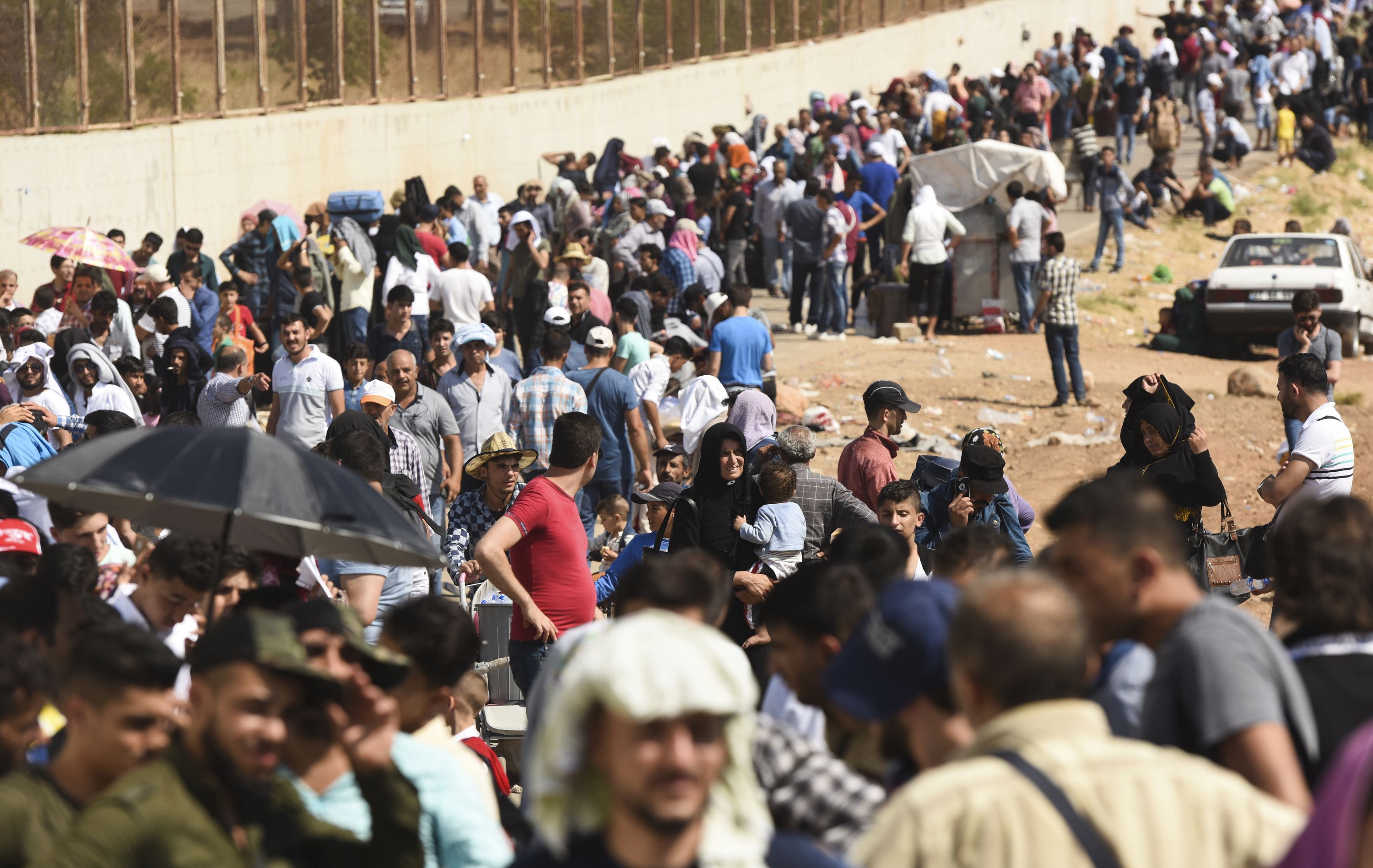 حشود من اللاجئين السوريين على الحدود التركية مع بلادهم حشود من اللاجئين السوريين على الحدود التركية مع بلادهم