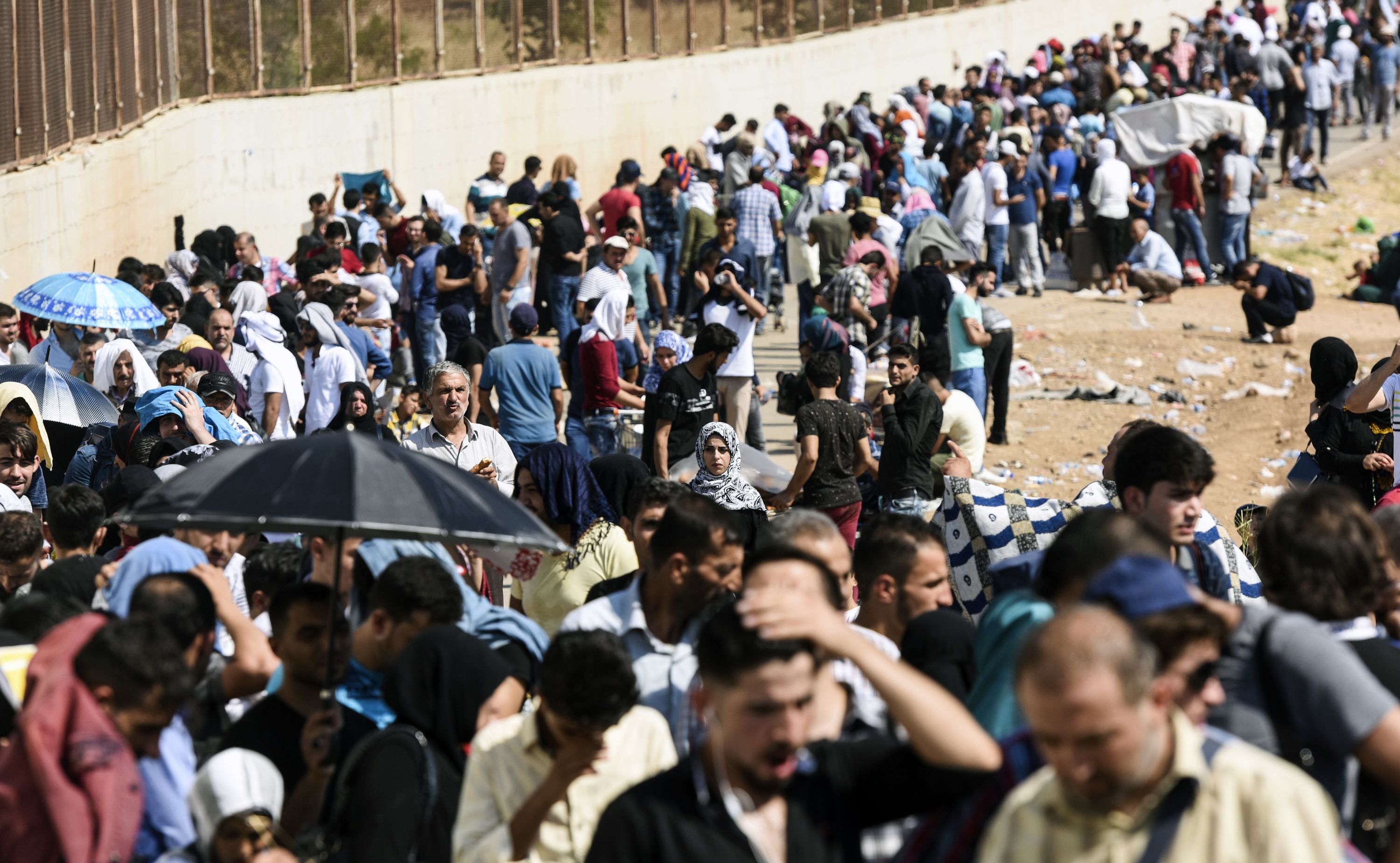 آلاف اللاجئين السوريين يتجمعون على الحدود السورية التركية آلاف اللاجئين السوريين يتجمعون على الحدود السورية التركية