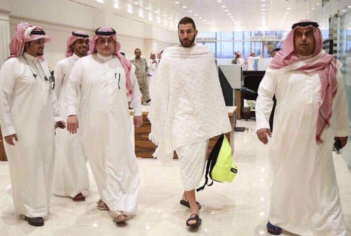 بنزيما يصل السعودية لاداء فريضة الحج بنزيما يصل السعودية لاداء فريضة الحج