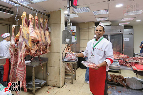 وزير التموين يوجه المجمعات بتجهيز اللحوم قبل فتح المنافذ منعا للتزاحم (1)