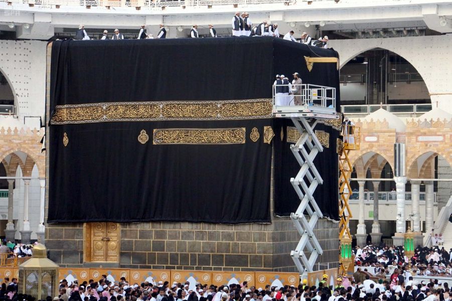 العمال أعلى الكعبة لتغيير كسوتها
