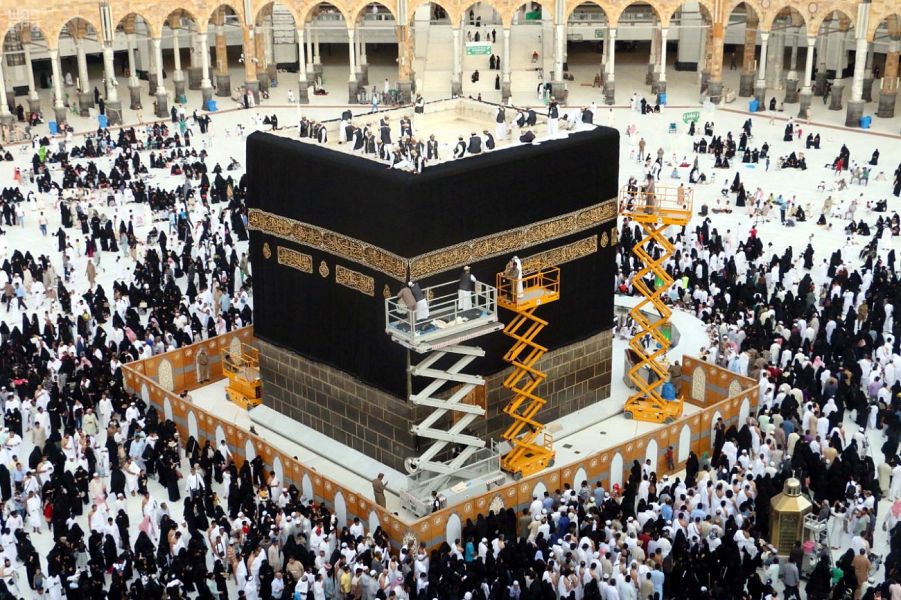 مراحل تغيير كسوة الكعبة المشرفة