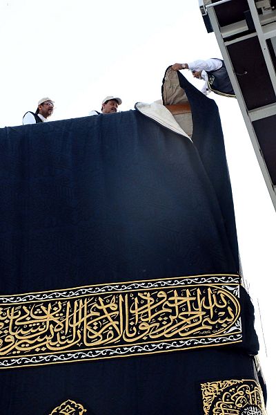 كسوة الكعبة الجديدة مطرزة بآيات القرآن الكريم