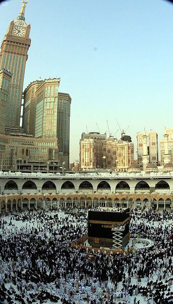 مشهد رأسى لمراحل تغيير كسوة الكعبة