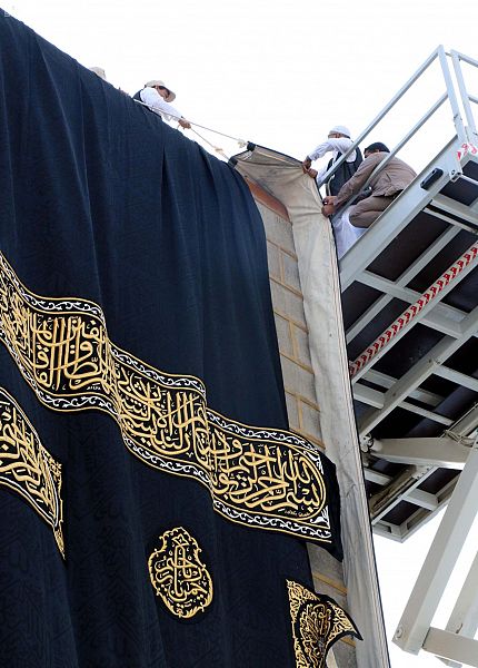 كسوة الكعبة الجديدة من الحرير الخالص