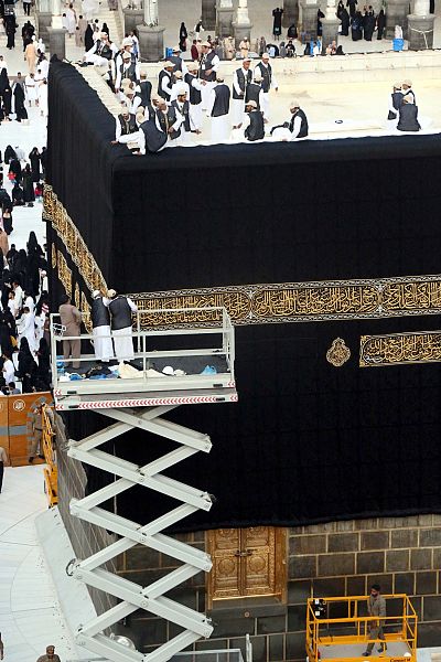 العمال على السقالة لتثبيت كسوة الكعبة