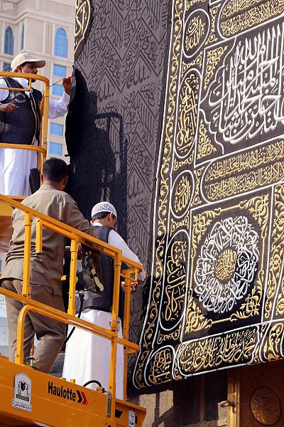 العمال على السقالات لتغيير كسوة الكعبة