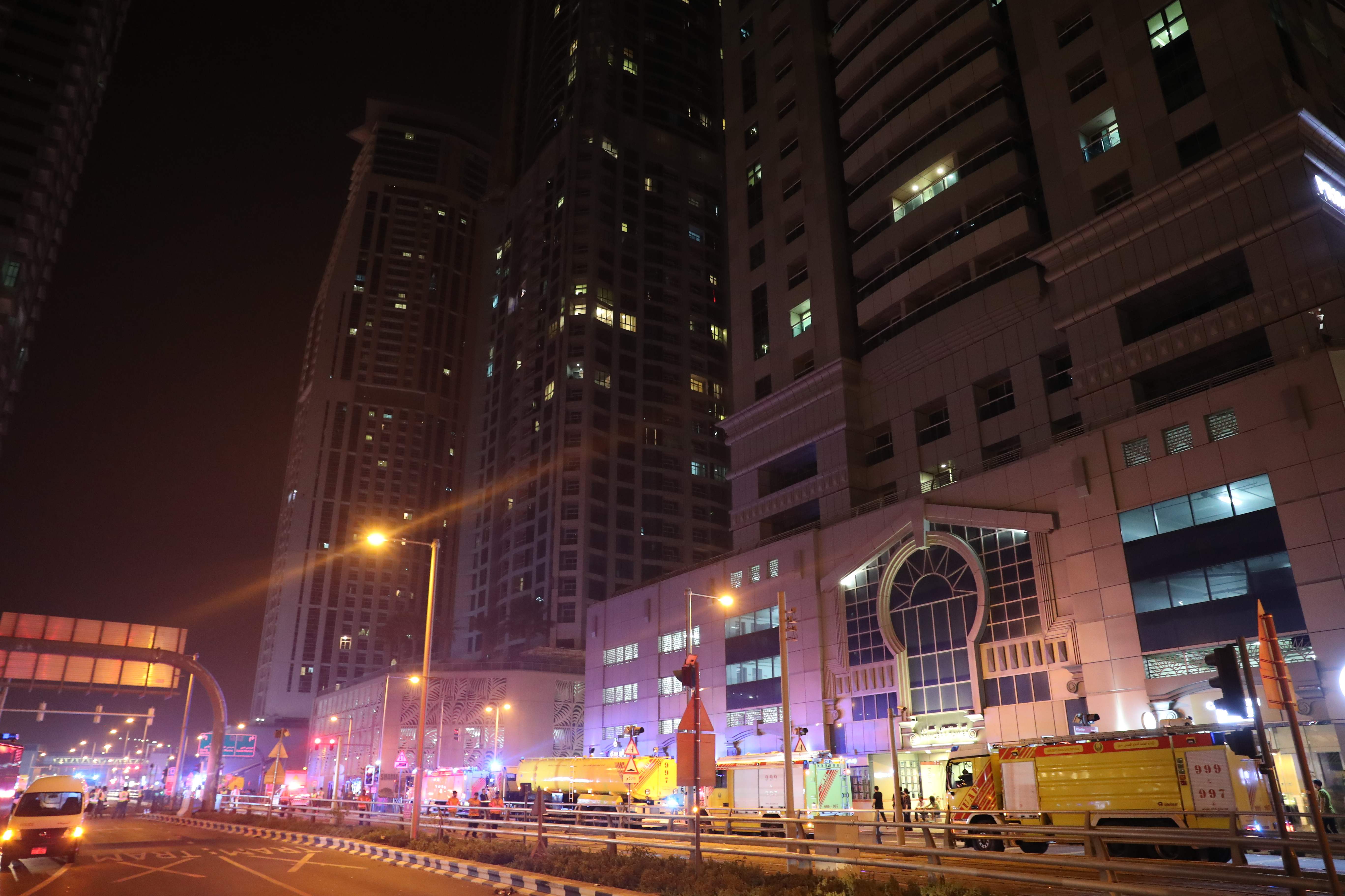 انتشار سيارات الاطفاء اسفل البرج انتشار سيارات الاطفاء اسفل البرج