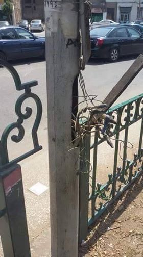الأسلاك تخرج من أعمدة الإنارة