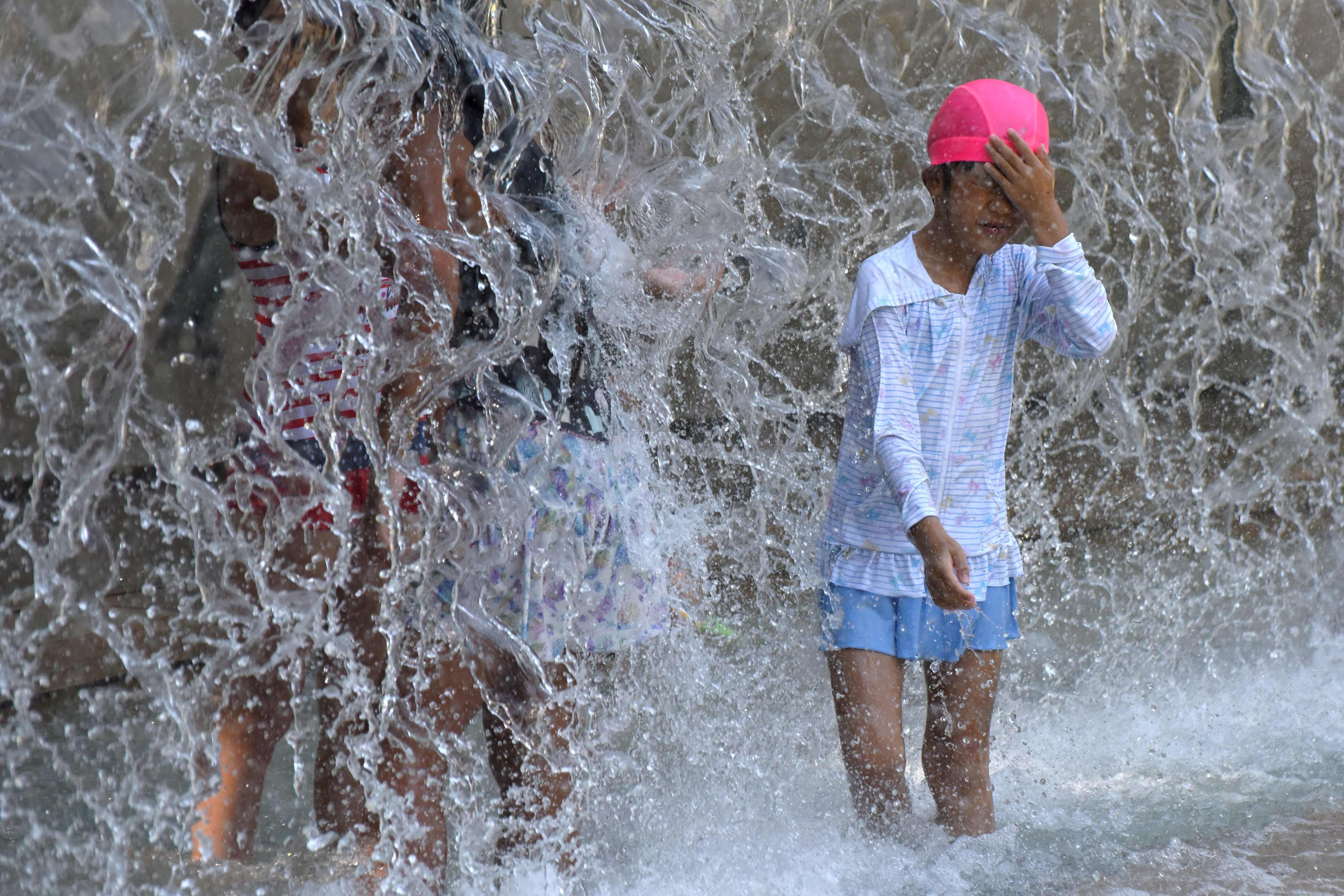 طفل يستمتع بالمياه فى حديقة يابانية