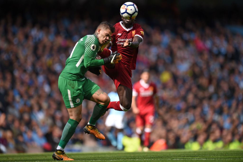 تدخل مانى مهاجم ليفربول فى وجه حارس مانشستر سيتى